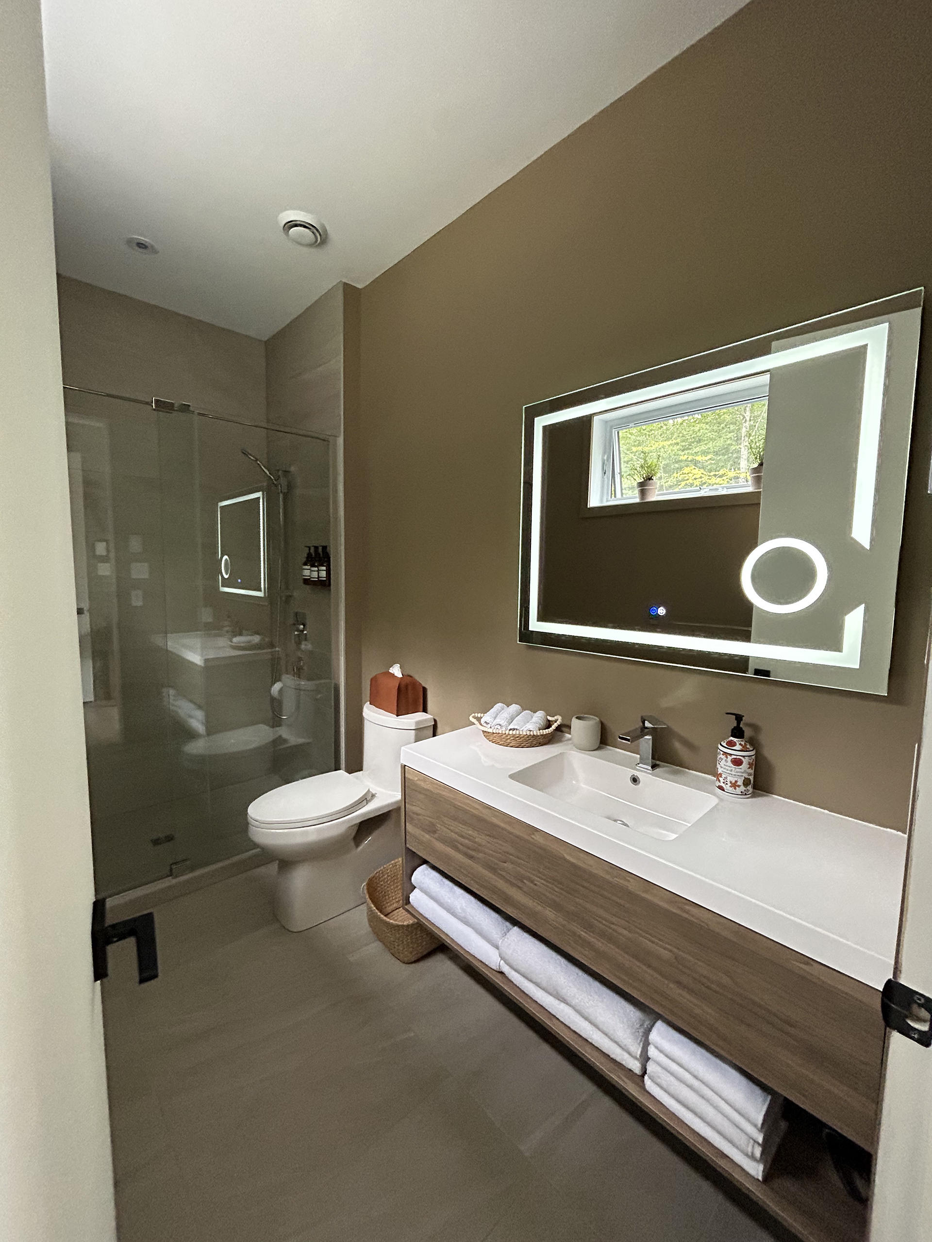 Ensuite bathroom to king sized bed